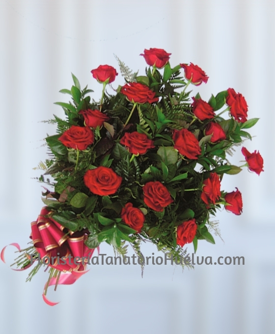 Ramo de flores para difuntos de 18 rosas rojas